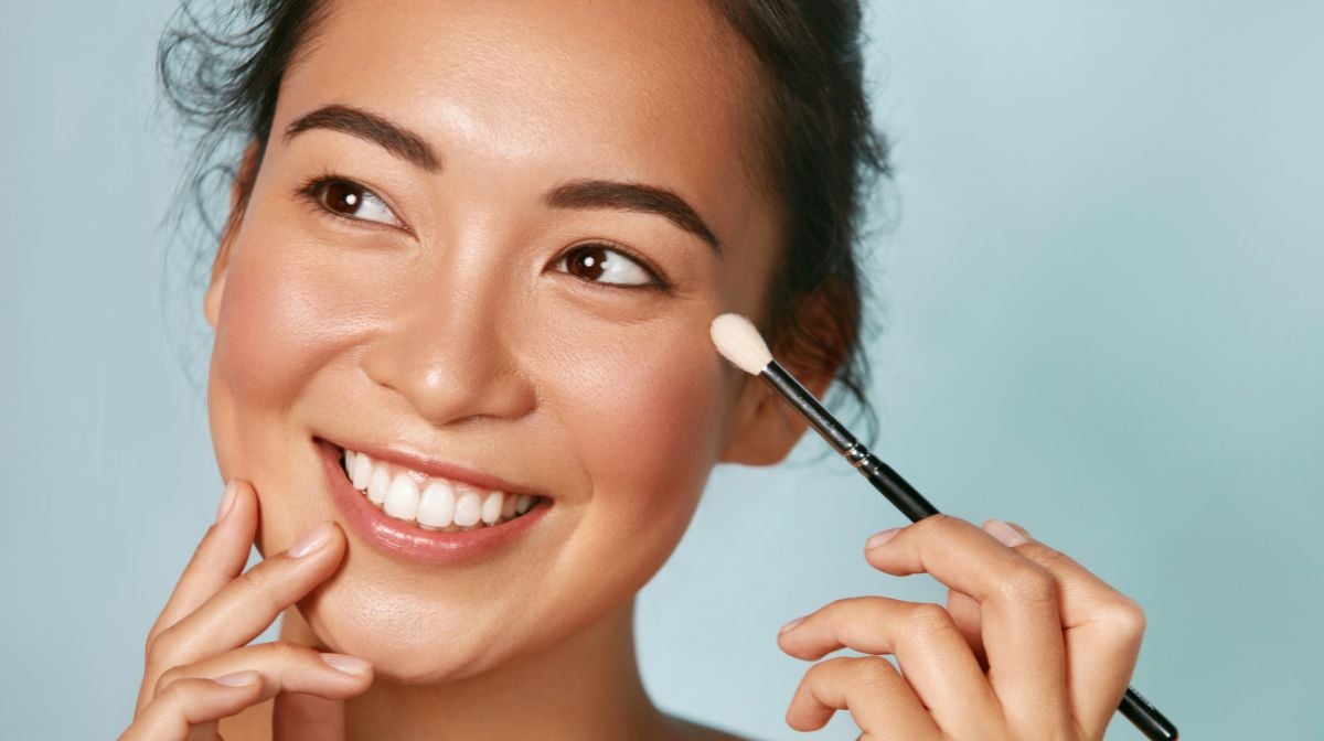 Model With Setting Powder How to Use Setting Powder for a Flawless Finish | No7 US